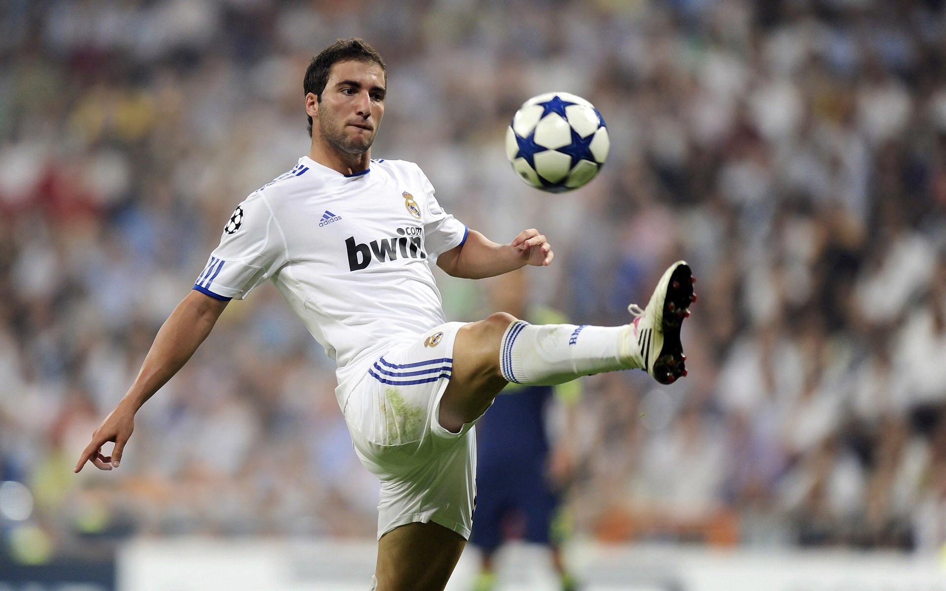 世界杯十六强：巴西在雨战中2比1击败荷兰 对抗与技术结合得恰到好处